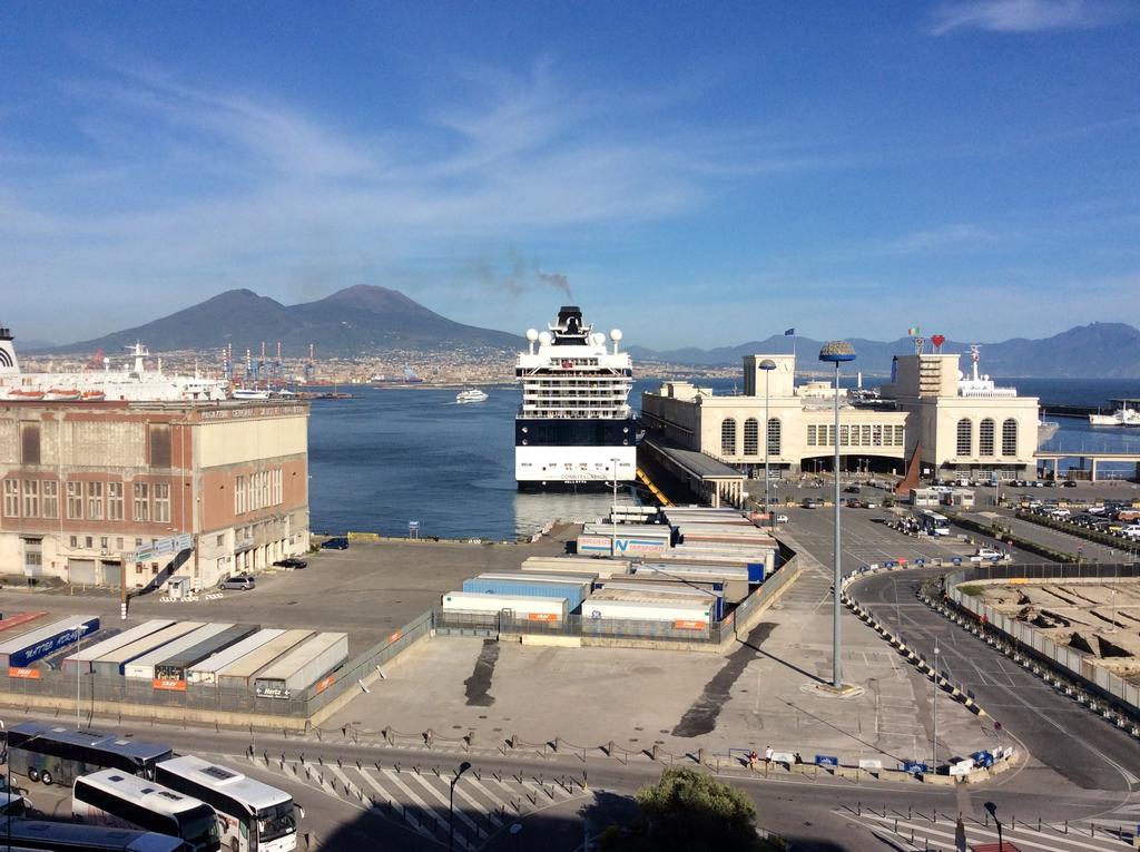 Skyhouse Beverello Neapel Rum bild
