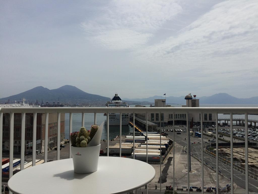 Skyhouse Beverello Neapel Rum bild